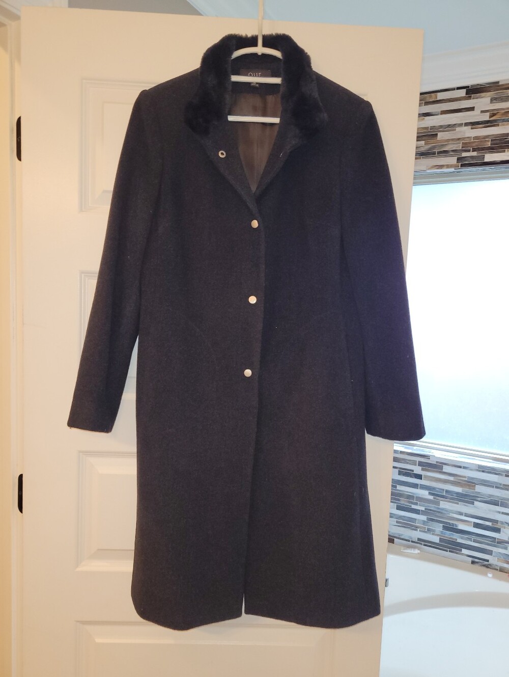 QUE Black Wool Coat with Faux Fur Collar